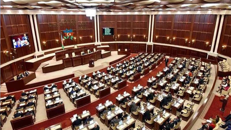 Milli Məclisdə deputatların adlarını göstərən lövhələr söküldü