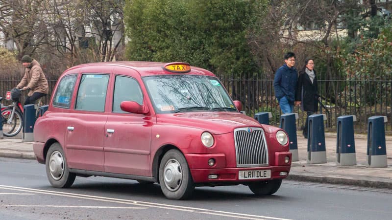 Azərbaycan qırmızı London taksiləri aldı