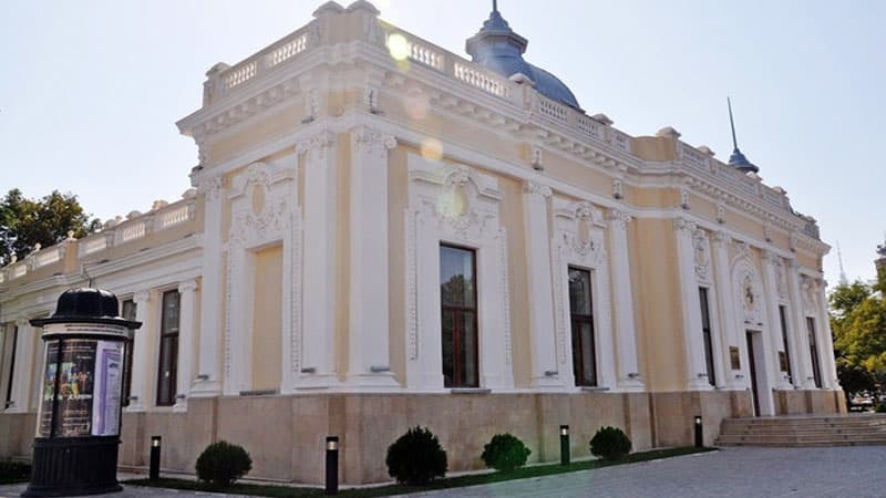 Azərbaycanda teatr koronavirusa görə tamaşaları dayandırdı