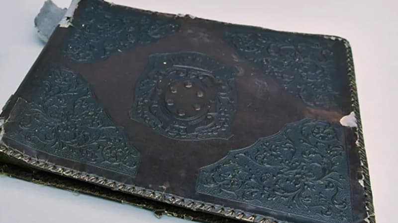 İnsan dərisində hazırlanmış fotoalbom tapıldı