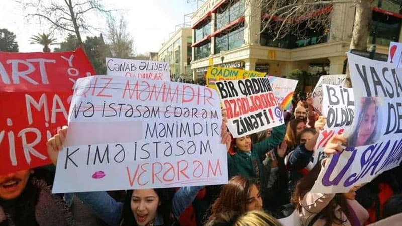 Feministlərin 8 Mart aksiyasının iştirakçısı özünü binadan atdı