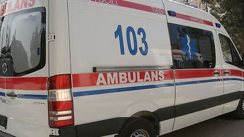 Ağciyər İnstitutunda ölən şəxsi aparan təcili yardım maşını qəzaya düşdü