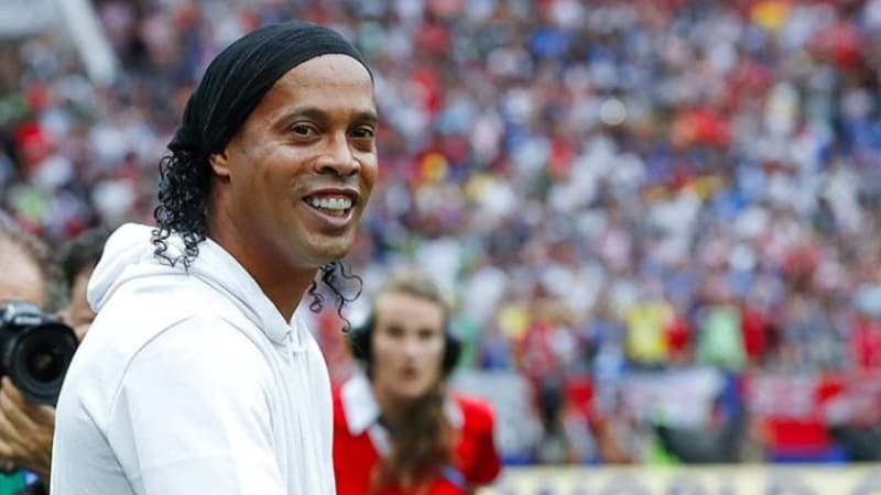 Ronaldinyo həbsxanada oyun çıxartdı (FOTO)