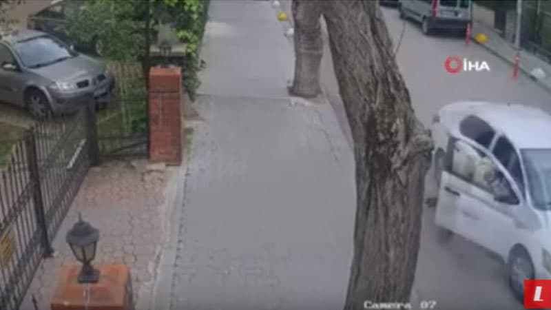 Azərbaycanlı özünü polis kimi təqdim etdi, özbək qadını yerdə sürüdü (VİDEO)