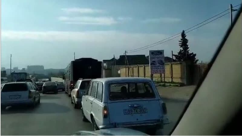 Xırdalan dairəsindəki qazıntı böyük tıxaca səbəb oldu (VİDEO)