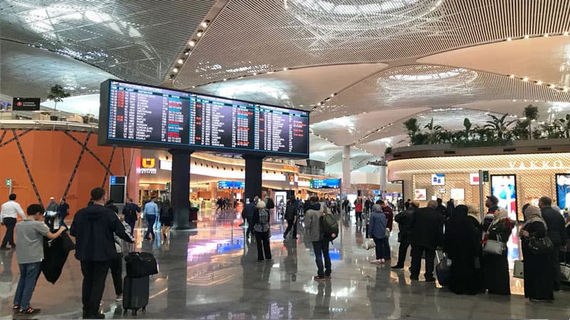 Azərbaycanlılar İstanbul hava limanında çətin vəziyyətdə qaldı (VİDEO)