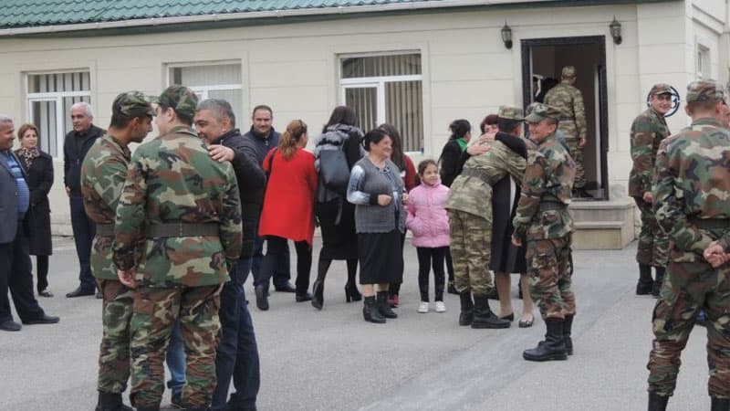 Deputat və ekspertlər valideyn-əsgər görüşlərinin dayandırılmasını dəstəkləyir