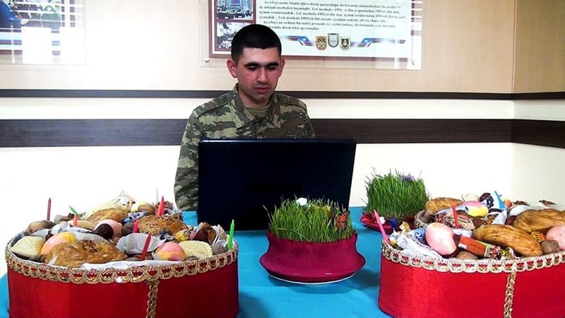 Əsgərlər ailə üzvlərinə bayram təbriklərini videoəlaqə vasitəsilə çatdırır (VİDEO)