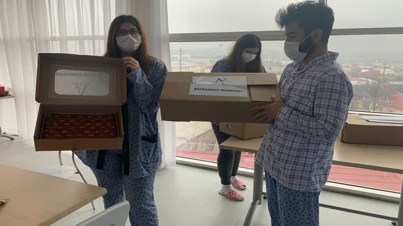 Karantinə alınan tələbələrə bayram sovqatı göndərildi