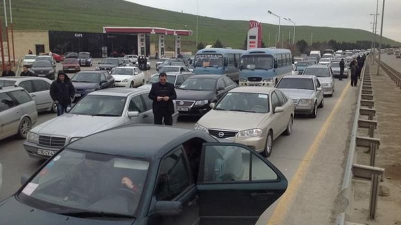 Rayonlar Bakıya axışmaq istəyir: Minlərlə maşın geri qaytarılıb