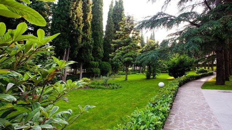 Azərbaycanda parklarda gəzmək qadağan edildi
