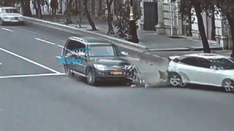 Bakıda ağır qəza: “Mitsubishi” işıqforda dayanan maşına belə çırpıldı (VİDEO)