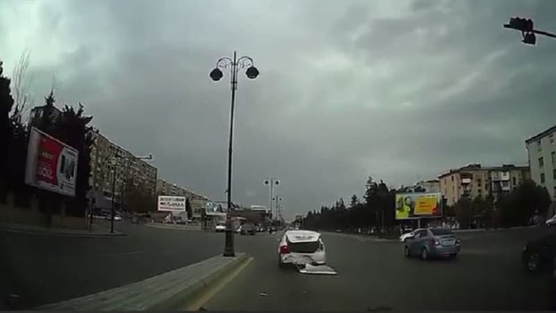 Bakıda ağır qəza: İşıqforda dayanan maşına çırpıldı (VİDEO)