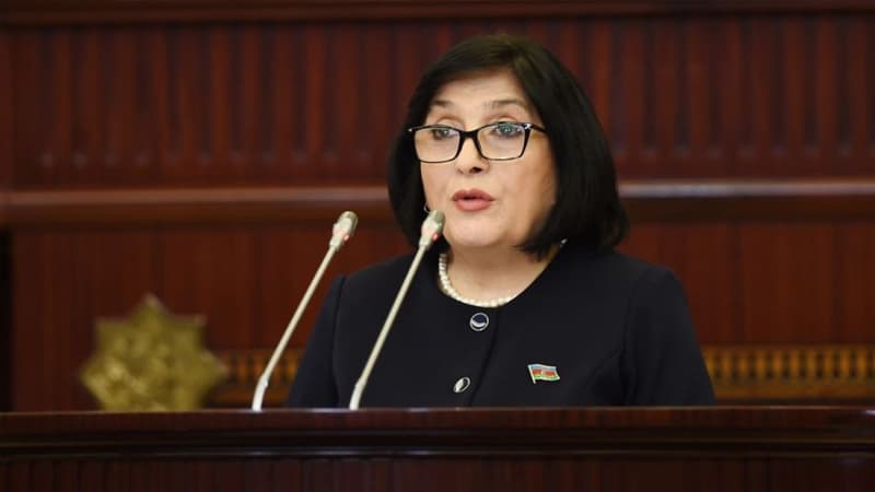 Milli Məclis sədri kreslonu dəyişdirdi (FOTO)