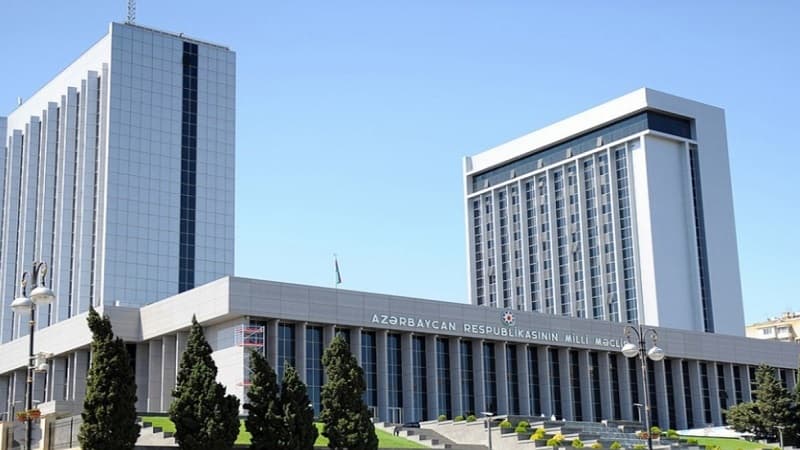 Milli Məclisin Aparatında kadr islahatları başladı