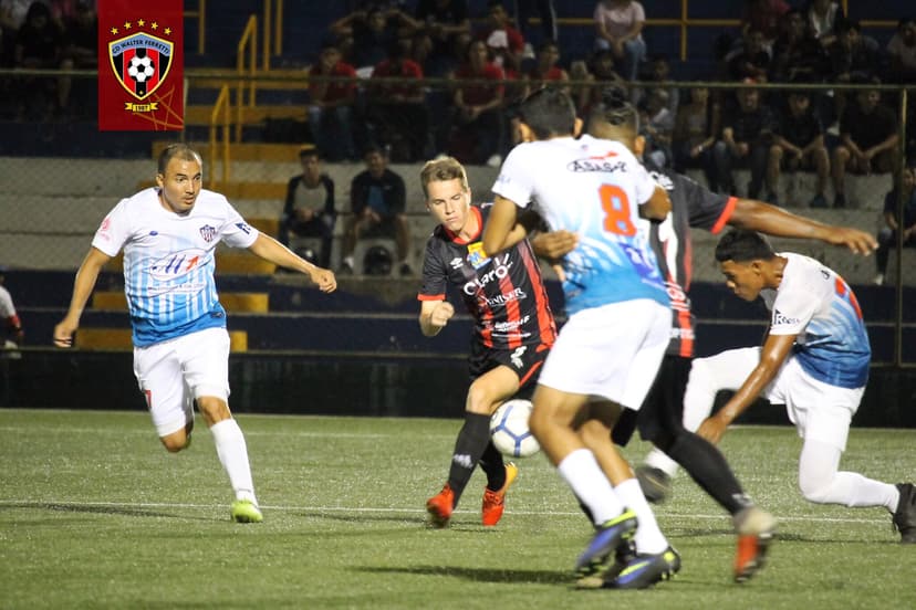 Futbolçulardan etiraz: Meydana maska və əlcəklə çıxdılar