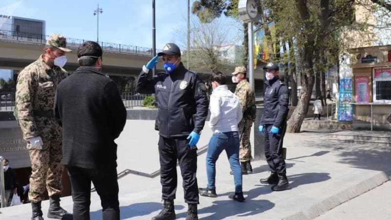 Polis tanınmış jurnalisti cərimələdi: Maska və əlcəyə görə