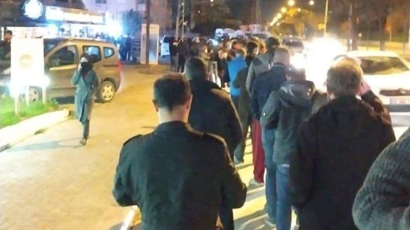 Türkiyədə evdən çıxmaq qadağasının tətbiqi ilə əhali küçələrə axışdı (VİDEO)