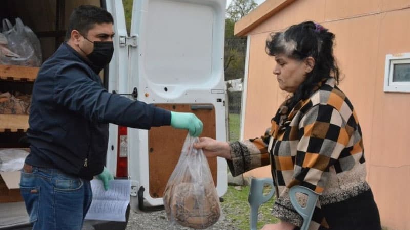 Politoloq: “Dövlətin yardımları ilə yanaşı, insanlar da bir-birinə yardım etməyə üstünlük verir"