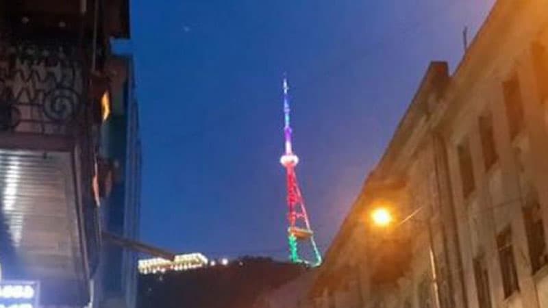 Tbilisidəki teleqüllə Azərbaycan bayrağının rəngləri ilə işıqlandırıldı