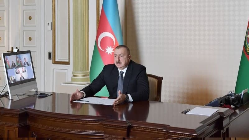 İlham Əliyev nazirlərlə videobağlantı formatında iclas keçirdi  (FOTO)