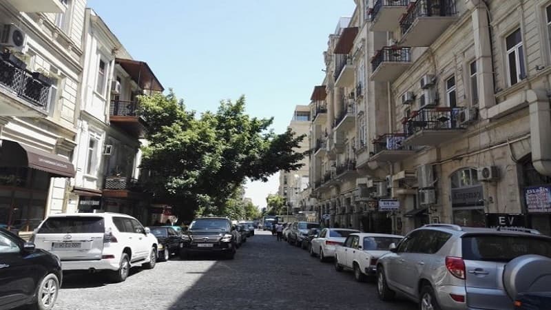 Yollarda problem: "Bəzi küçə və prospektlərdə binalar, obyektlər yola çox yaxındır"