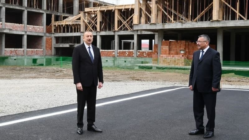 Prezident məcburi köçkünlər üçün binalarda tikinti işlərinin gedişi ilə tanış oldu (FOTOLAR)