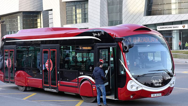 Ekspert: “Məsafə saxlamaq şərtilə avtobuslarda ayaq üstə də sərnişin daşımaq olar”