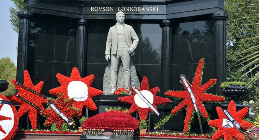 Rövşən Lənkəranskinin anası yardım payladı (VİDEO)