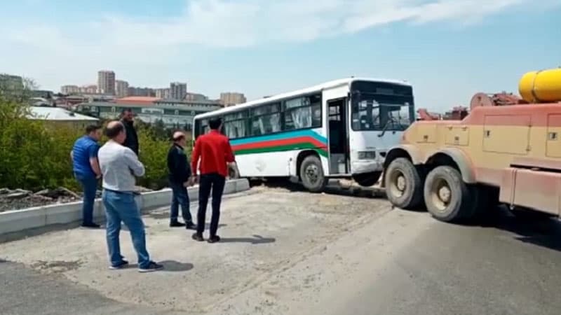 Bakı-Sumqayıt yolunda sərnişin avtobusu aşıb
