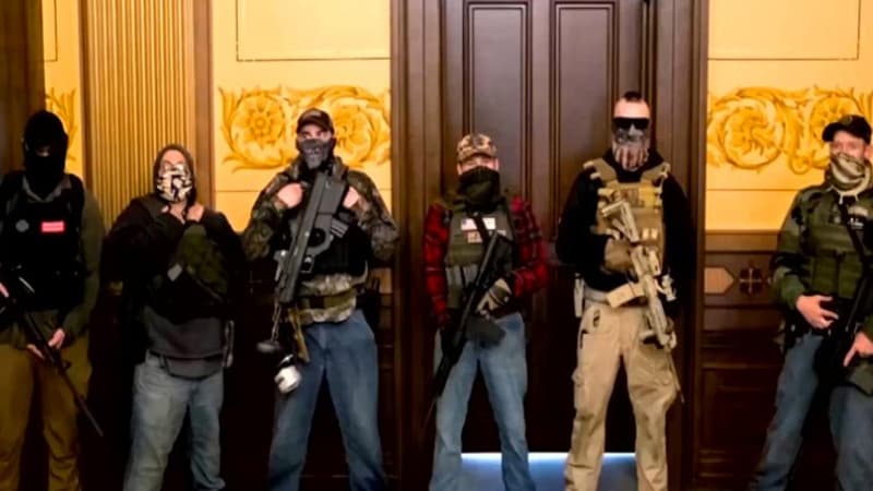 ABŞ-da qadağaların götürülməsini istəyən silahlılar məclis binasına basqın etdi