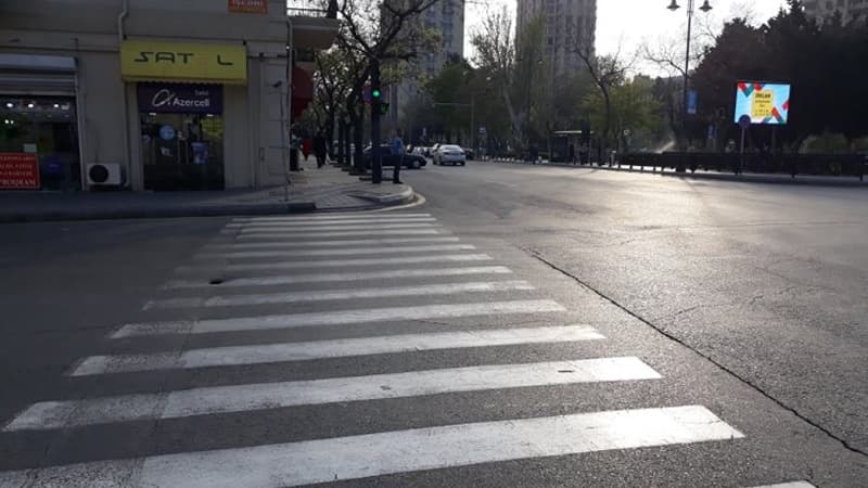 Bakının mərkəzində yol çökdü (FOTOLAR)