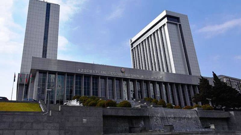 Milli Məclisin 80-dən çox əməkdaşı işdən çıxarıldı