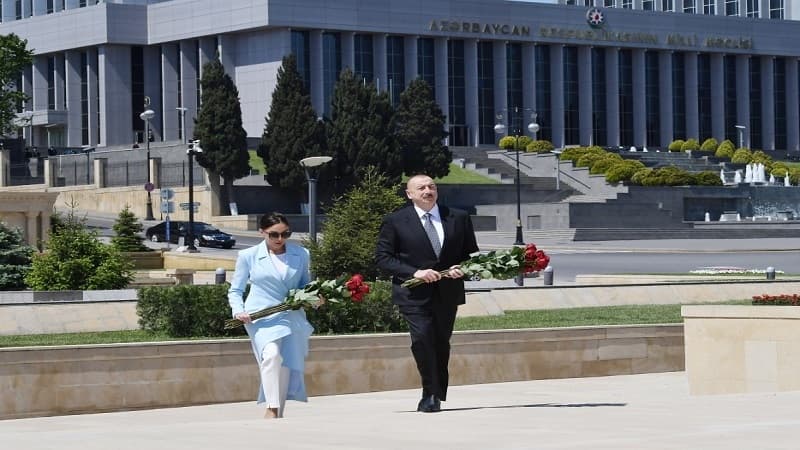 İlham Əliyev və Mehriban Əliyeva Həzi Aslanovun məzarını ziyarət etdi (FOTO/YENİLƏNİB)
