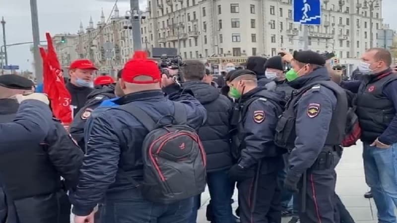 Moskva polisi Kommunist Partiyasından olan deputatları saxladı (VİDEO)