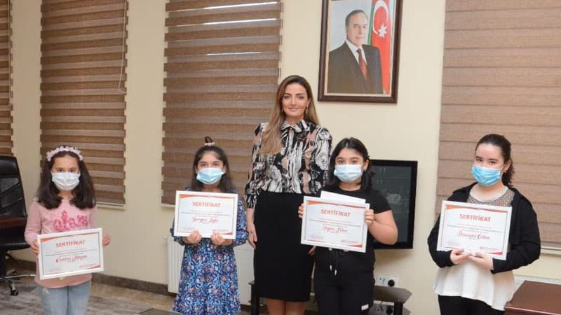 Deputat “Yaradıcılıgı evdə öyrən”in istedadlılarını mukafatlandırdı