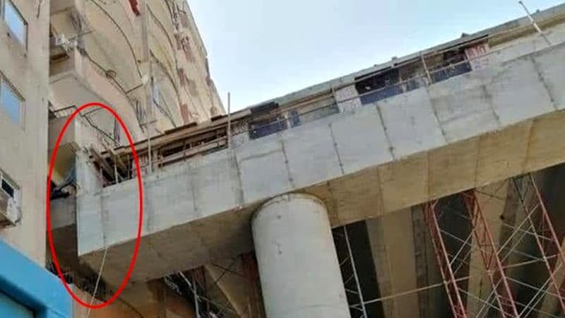 Yanlış hesablamalar səbəbindən körpü yaşayış binasına girdi (FOTO/VİDEO)