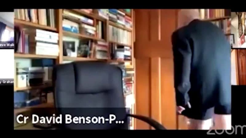 Bələdiyyə sədri onlayn iclasa səhvən alt paltarında qatıldı (VİDEO)