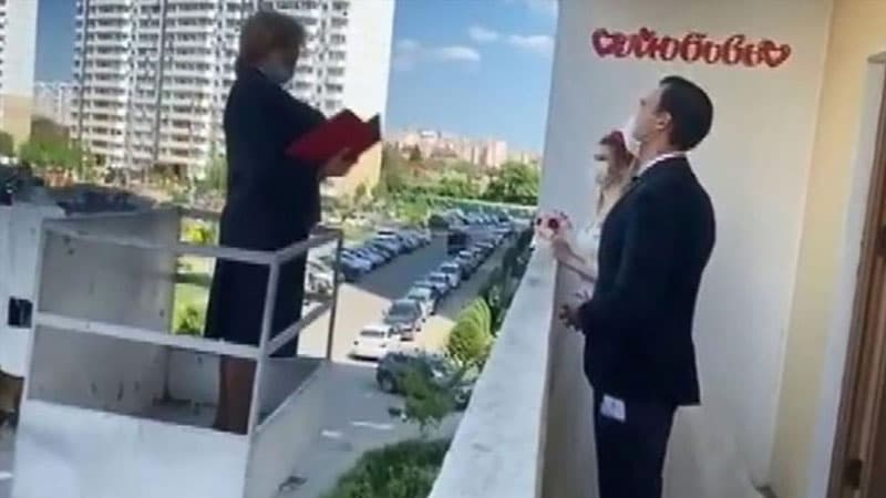 Koronavirusa görə bu da oldu: Rusiyada kranla nikah mərasimi (VİDEO)