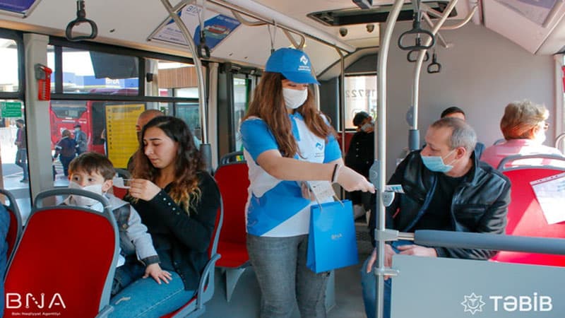 BNA və TƏBİB sərnişinlərə tibbi maska paylayır (FOTO)