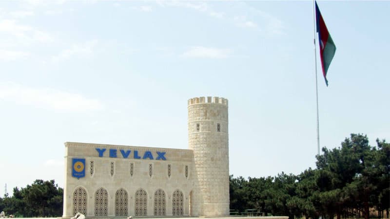 Yevlaxda qaraçılar polisə xəsarət yetirdi