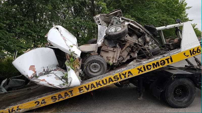 Ağdaşda ağır yol qəzası: Avtomobil iki hissəyə bölündü (FOTOLAR)