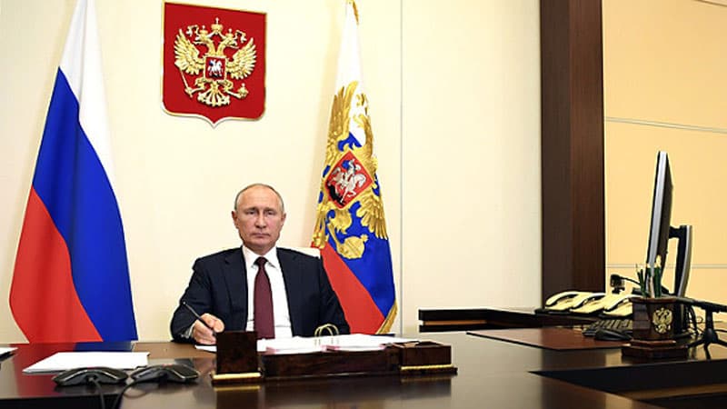 Putin sözü FHN rəhbərinə verəndə hirslə qələmini tulladı (VİDEO)