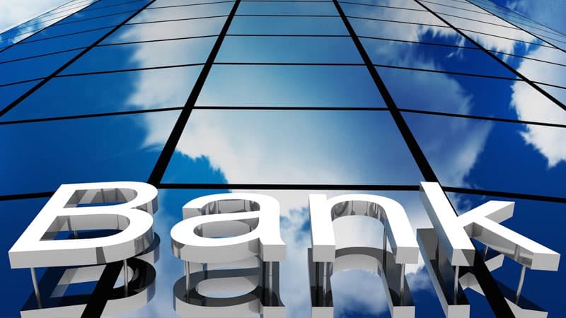 Ruslar kütləvi şəkildə banklardakı valyutasını çıxarır