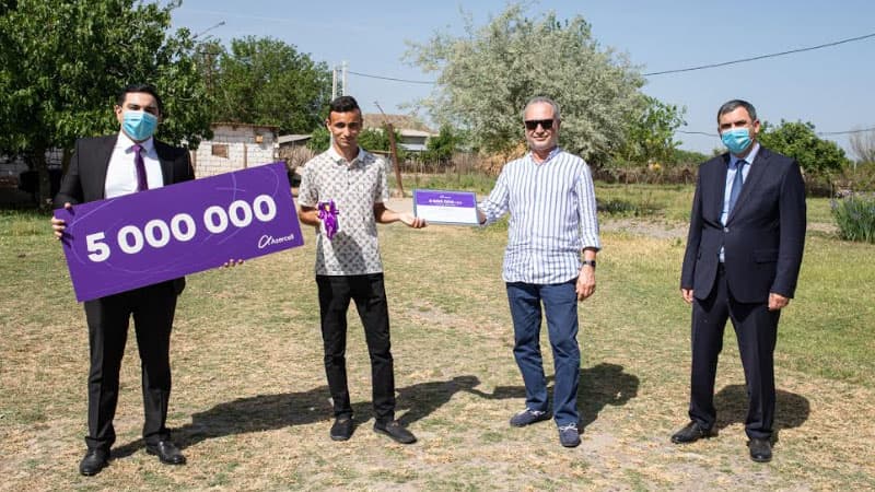 Azercell ailəsi artıq 5 milyon döyünən ürək deməkdir! (R)