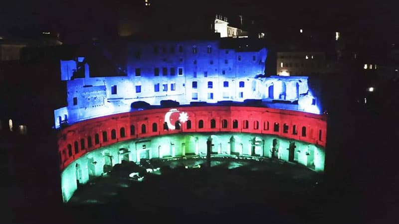 Qədim Romanın “Mercati di Traiano” abidəsi Azərbaycan bayrağının rənglərinə büründü (FOTOLAR)