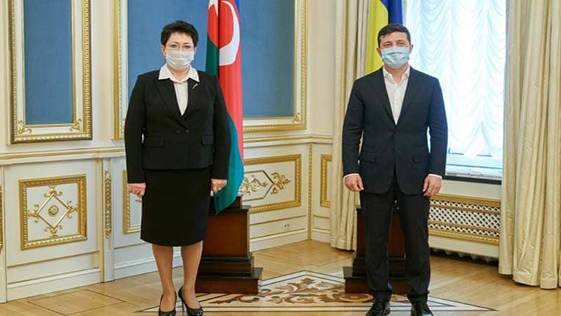 Elmira Axundova etimadnaməsini Zelenskiyə təqdim etdi