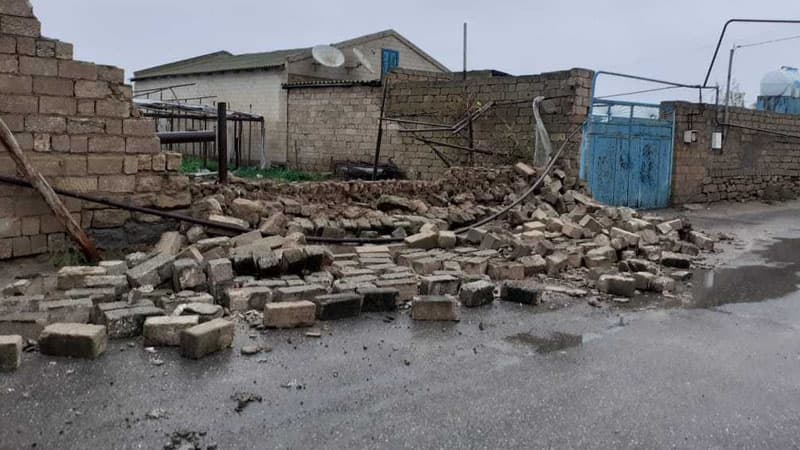 Qusarda hasar uşaqların üstünə uçdu: 1-i öldü, 2-si yaralandı