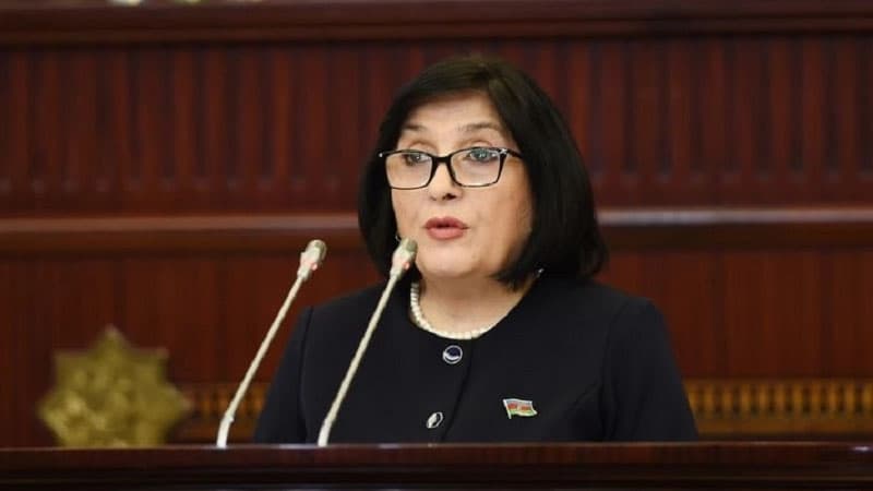 Milli Məclisin Sədri: “Deputatlar telefondan başını qaldırmır”