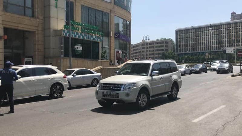 Bakıda yolun ortasında parklanmış minik avtomobili təxliyə edildi (FOTO)
